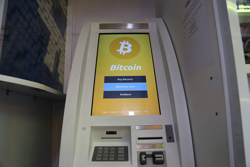 Cận cảnh giao dịch bitcoin bằng máy ATM tại TP.HCM